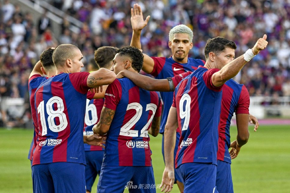 显得格外坚 显得格外坚